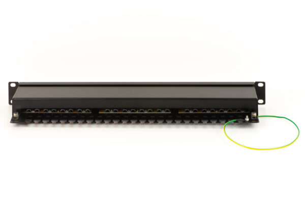 Pannello patch per reti con 24 porte RJ45 cat 6 schermato 19″ colore nero